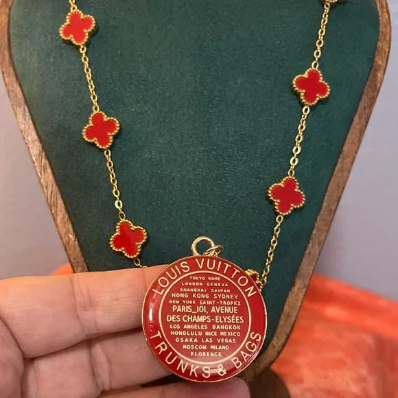 Louis Vuitton Red Clover Gold Necklace - Picture 3 of 3